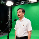 四川省成都市某重点中学王校长在校园电视台开播仪式上致辞，背景是OB视讯搭建的虚拟演播室绿幕区域
